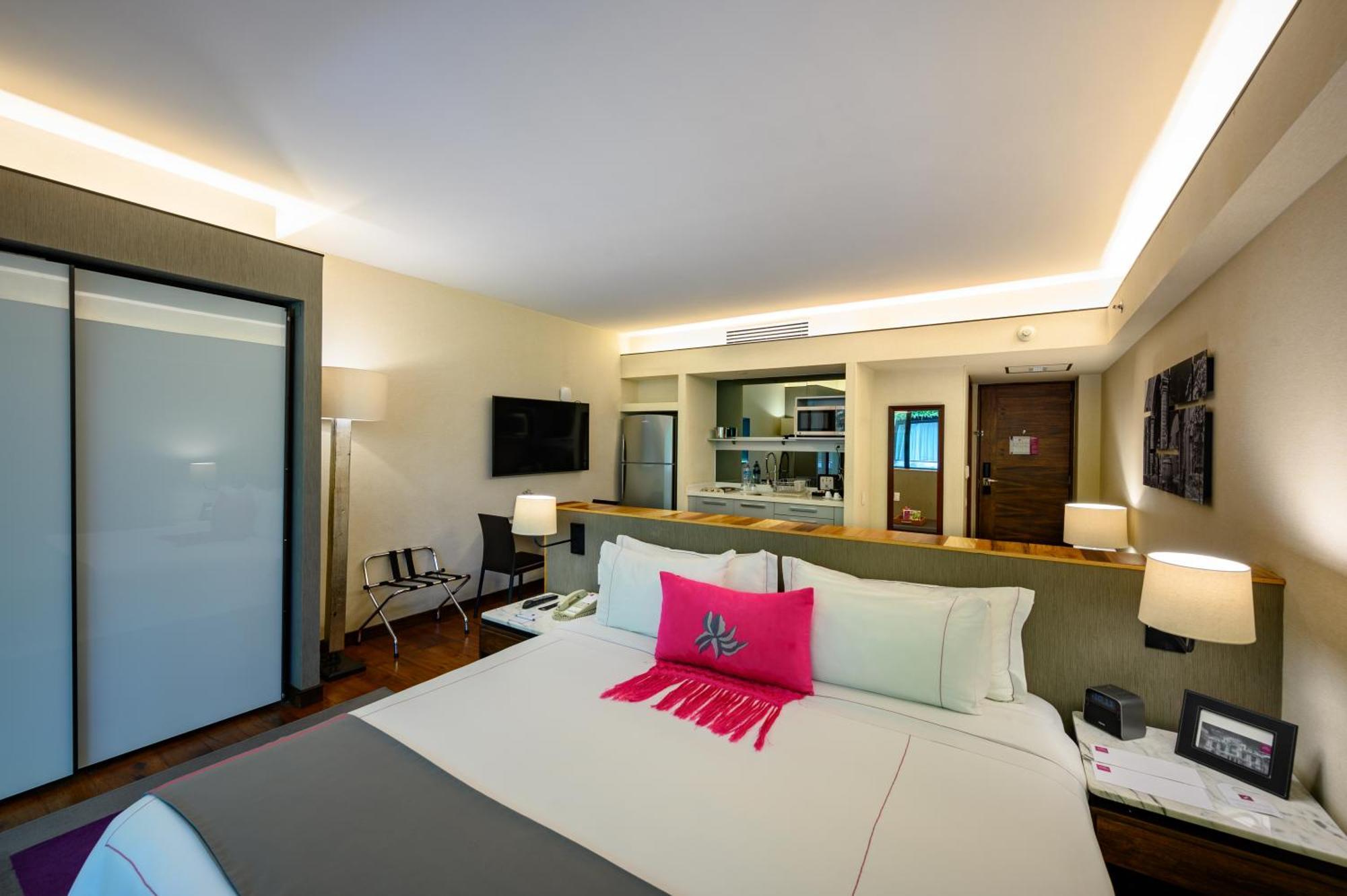 Las Suites Campos Eliseos Мехико Экстерьер фото